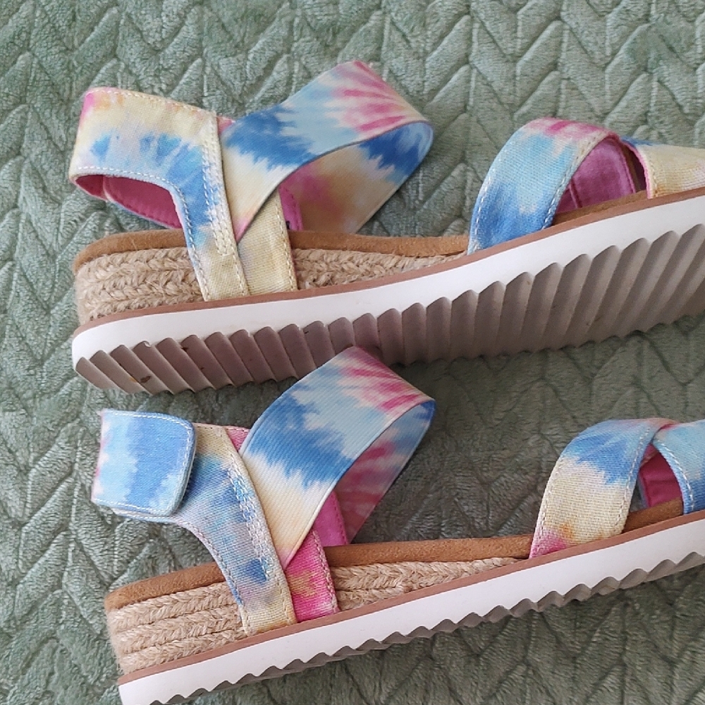 FIRST OFFER ACCEPTED! BOBS from Skechers Tie-Dye Sandals - Picture 4 of 8